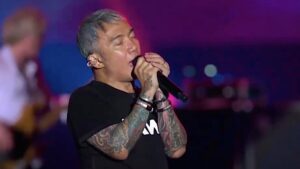 Journey's Arnel Pineda Invites Fans to Vote Him Out of Band