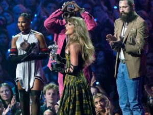 0911-Taylor-Swift-Award-VMA-SUB