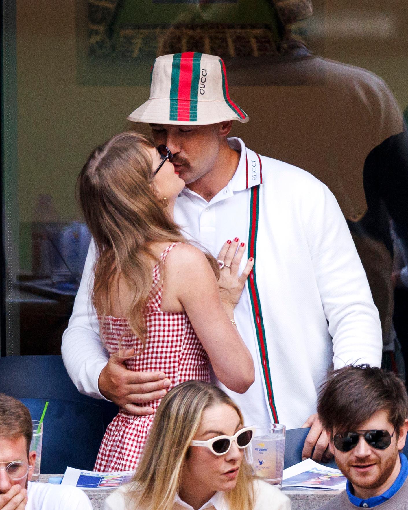 Taylor Swift and Travis Kelce kiss at the US Open