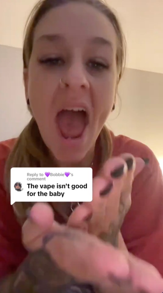 Amanda furiously responded to a fan over using her vape pen