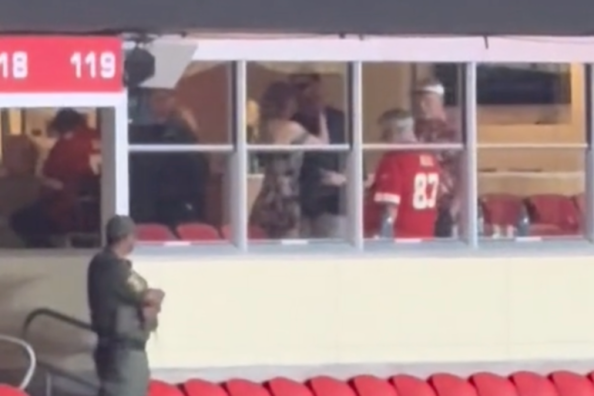 taylor-swift-and-travis-kelce-spotted-sharing-pda-filled-moment-in-front-of-their-dad