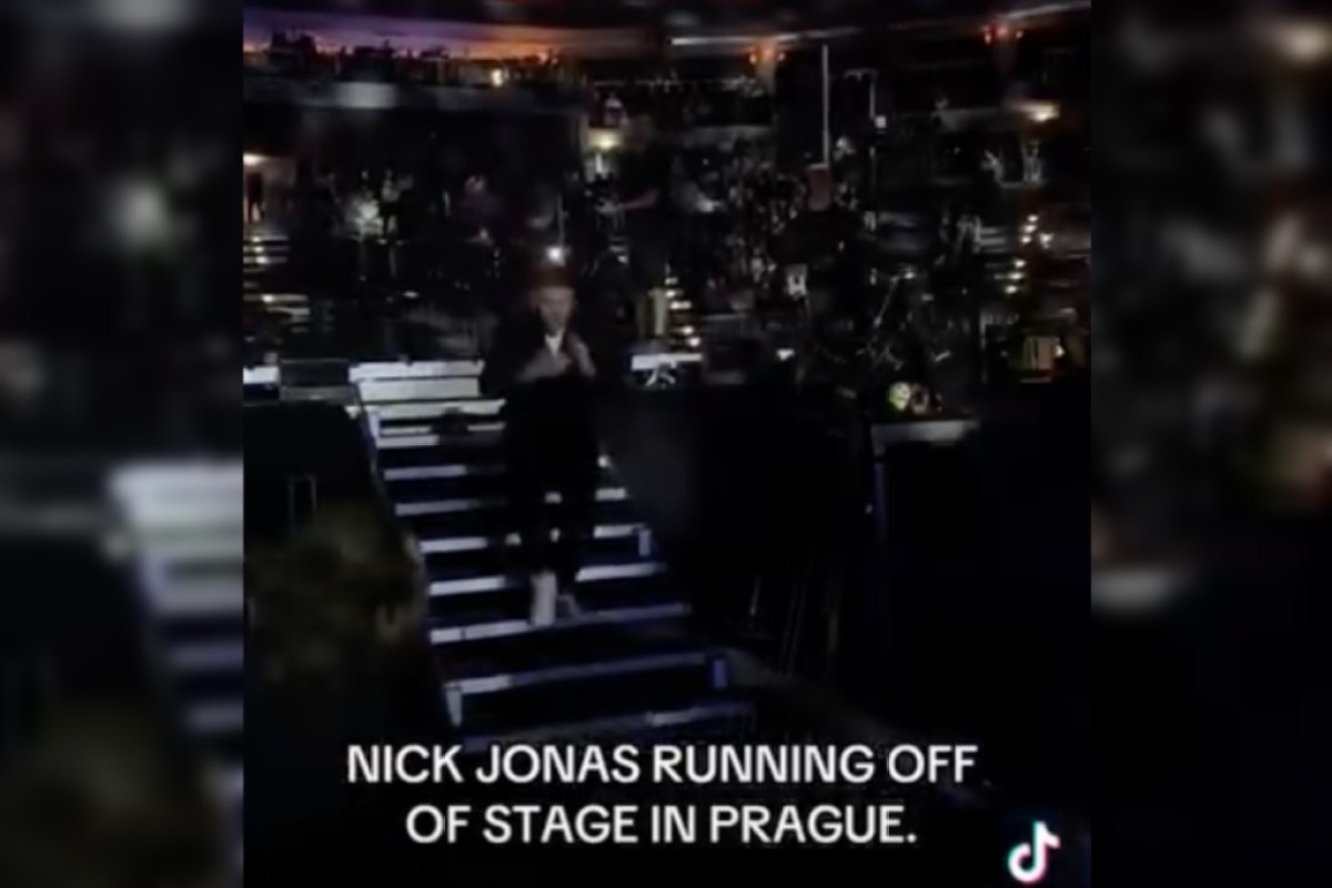 nick-jonas-sprints-off-stage-mid-concert-after-someone-points-laser-at-him