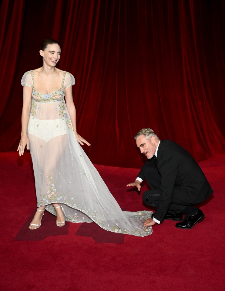 The Joker star fixed his fiancée's dress in front of photographers