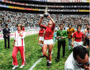 Women on the soccer field in 'Copa 71'