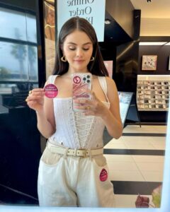 Selena Gomez revealed a gold band on ring finger in new mirror selfie