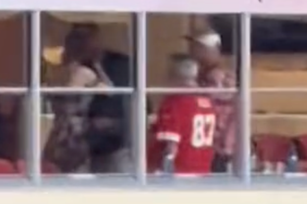 taylor-swift-and-travis-kelce-spotted-sharing-pda-filled-moment-in-front-of-dads