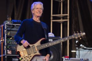 the-grateful-dead-bassist-phil-lesh-dies-at-84