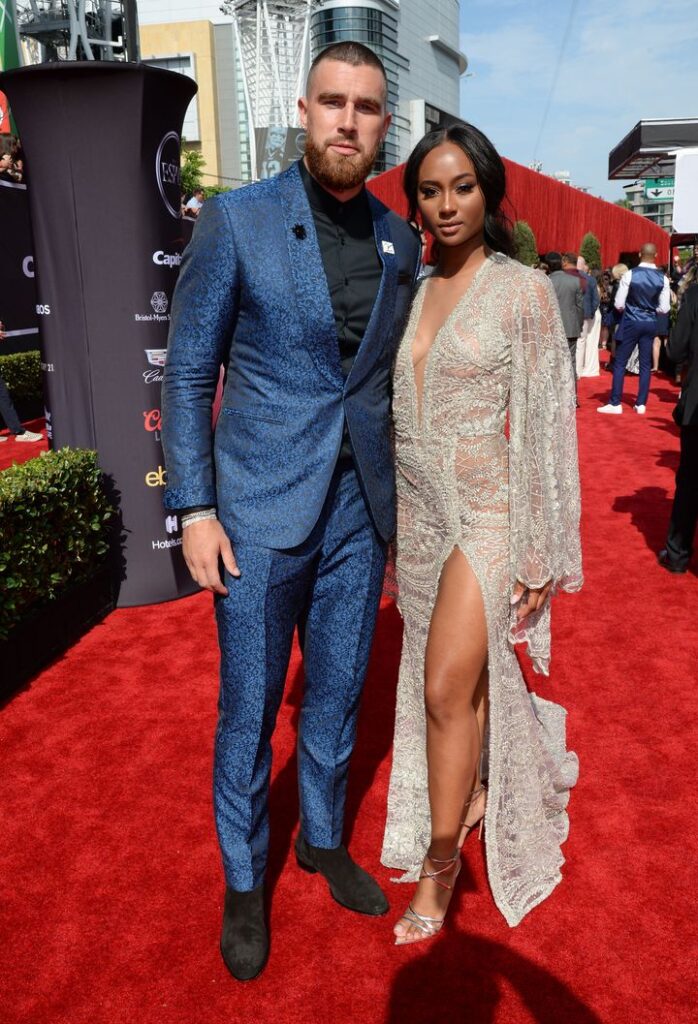 Travis Kelce, izquierda, y Kayla Nicole son vistos en un evento de alfombra roja el 18 de julio de 2018 en Los Ángeles, California.