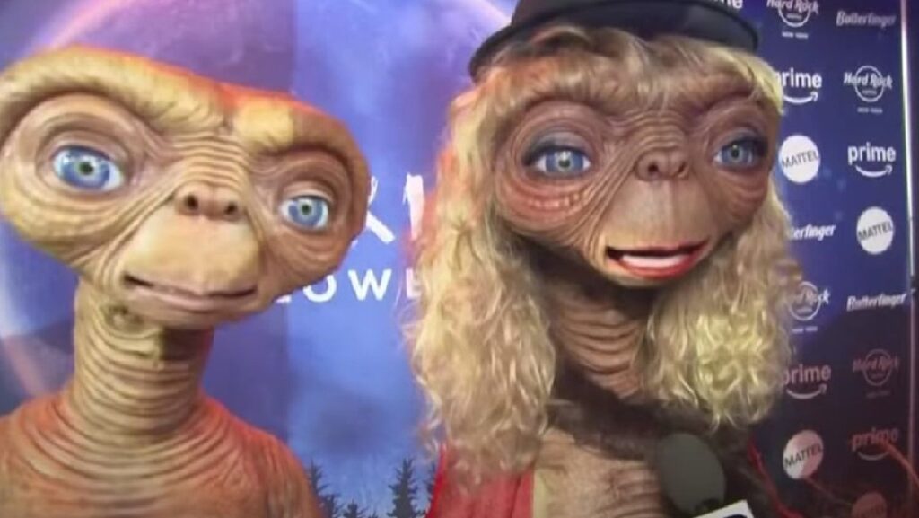 Hedi Klum and Tom Kaulitz as ET for Halloween 2024.