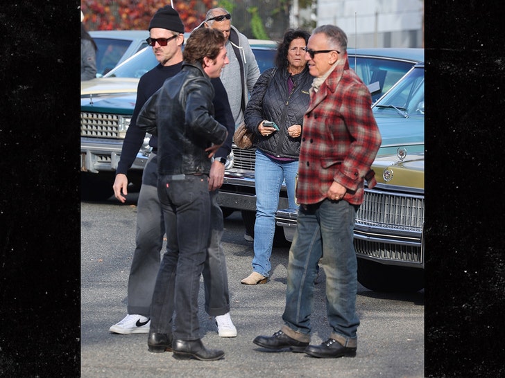 Bruce Springsteen visits Jeremy Allen White on set backgrid 2