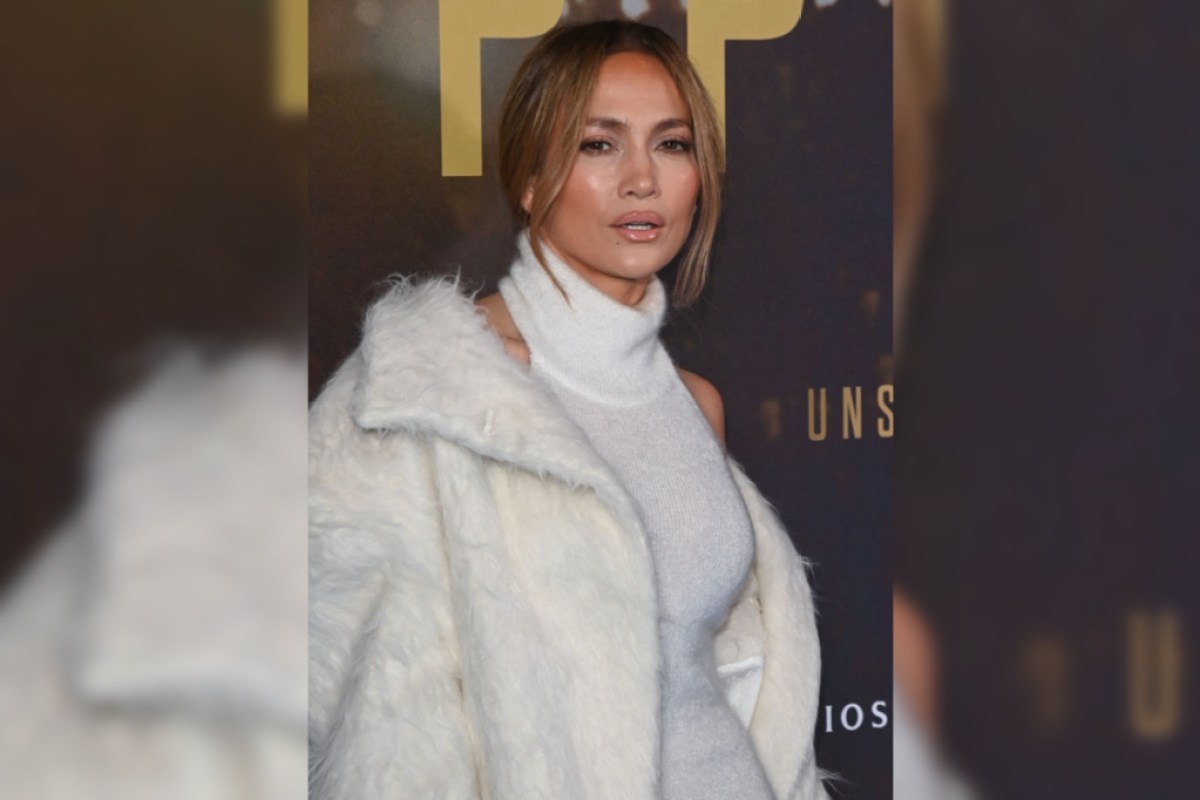 jennifer-lopez-stuns-in-tight-white-dress-at-premiere-of-movie-ex-ben-affleck-produced