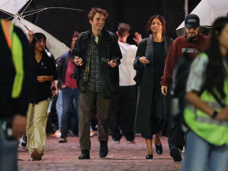 1107-Zendaya-Robert-Pattinson-Shooting-The-Drama-Behind-The-Scenes-photos-Primary-2