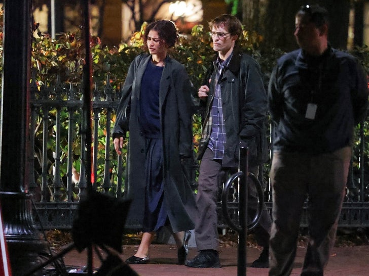 1107-Zendaya-Robert-Pattinson-Shooting-The-Drama-Behind-The-Scenes-photos-Primary-3