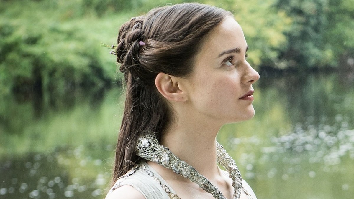 Lyanna Stark with a necklace outdoors on Game of Thrones