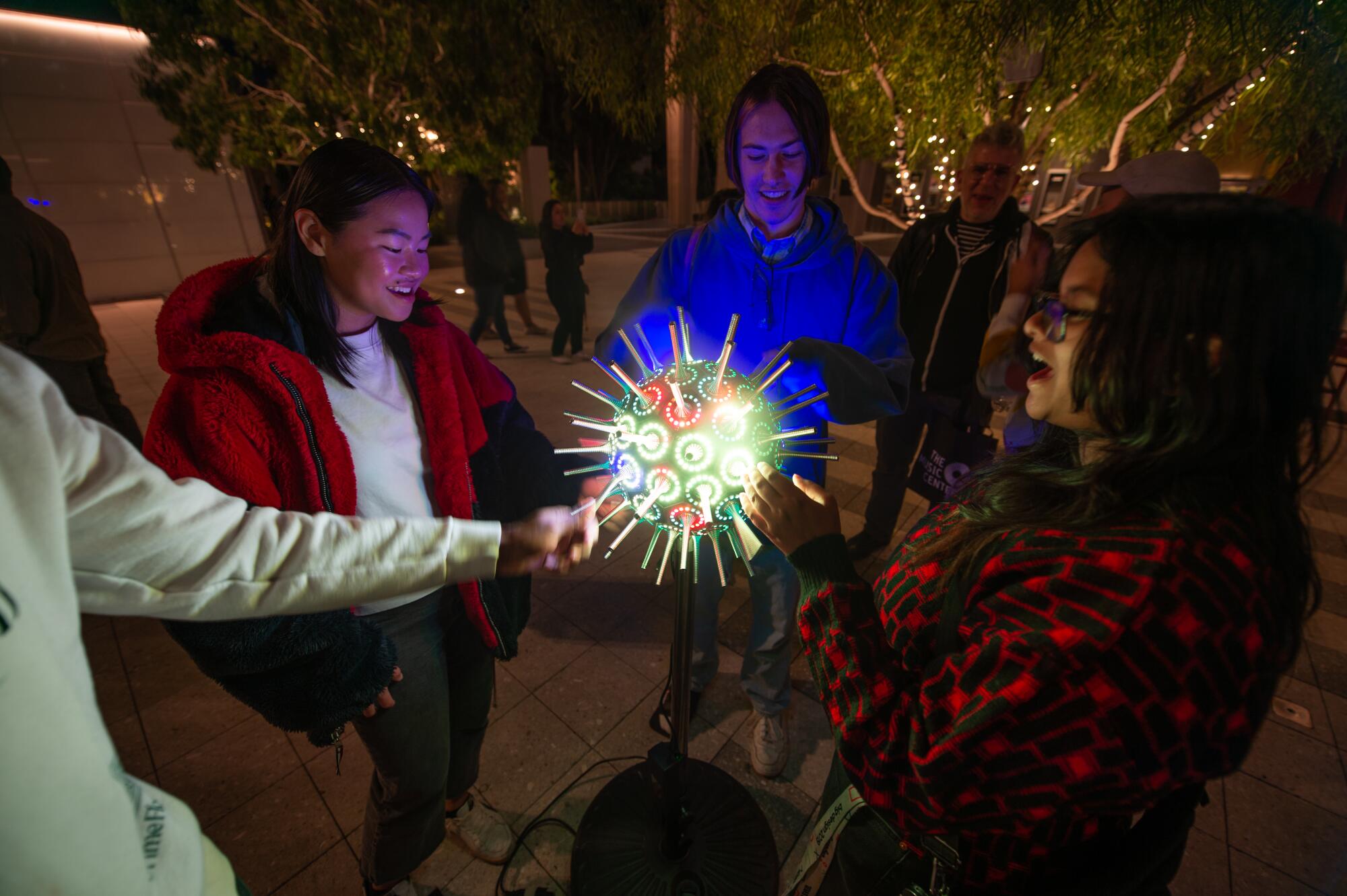 Players gather around a glowing sphere.