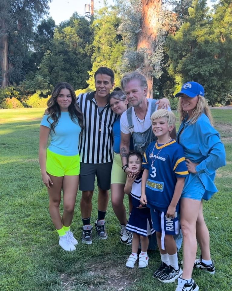 Teddi and Edwin pose with her dad, John Mellencamp, and their kids