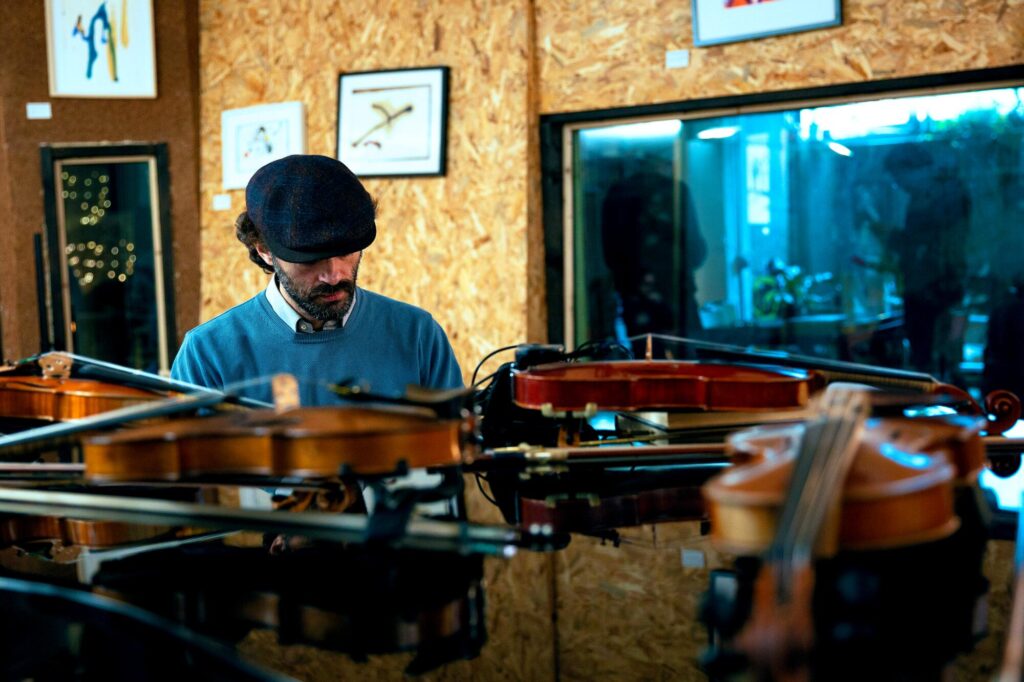 Umberto Smerilli at the piano with violins at the ready