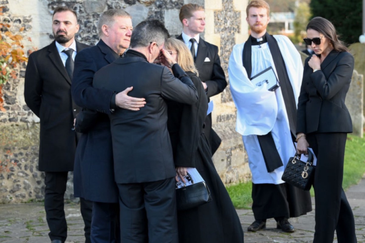 simon-cowell-cries-hugs-liam-paynes-parents-at-late-singers-funeral