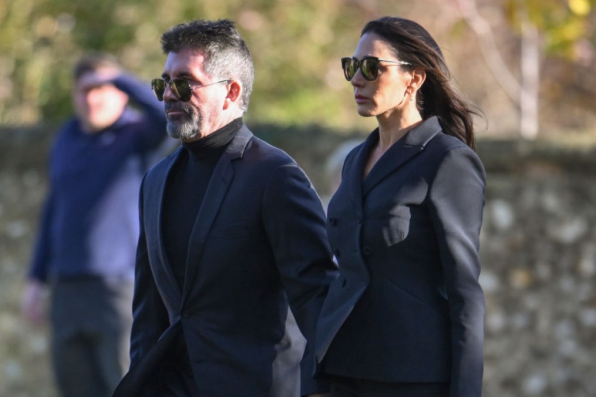 simon-cowell-cries-hugs-liam-paynes-parents-at-late-singers-funeral