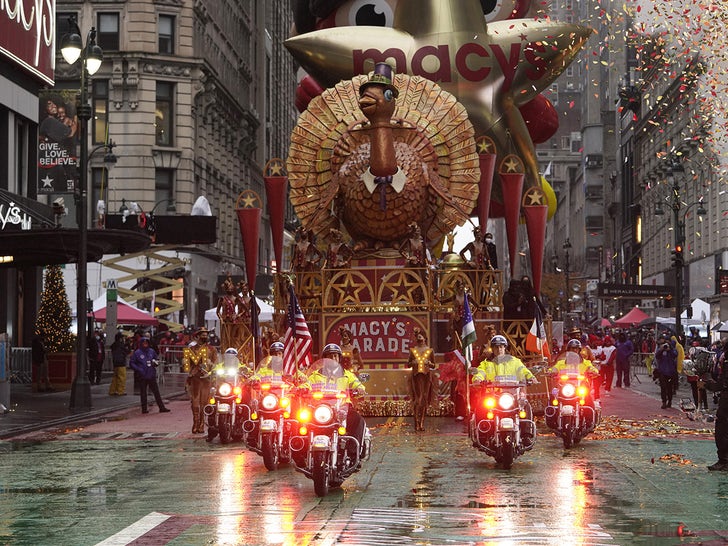 1126-thanksgiving-day-parade-primary-4