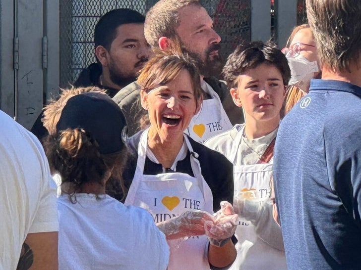 Ben Affleck And Jennifer Garner Reunite To Spread Holiday Cheer At Thanksgiving Charity Event