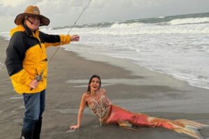 hooked-on-love-bill-belichick-and-jordon-hudson-sport-cringey-fisherman-mermaid-halloween-costumes