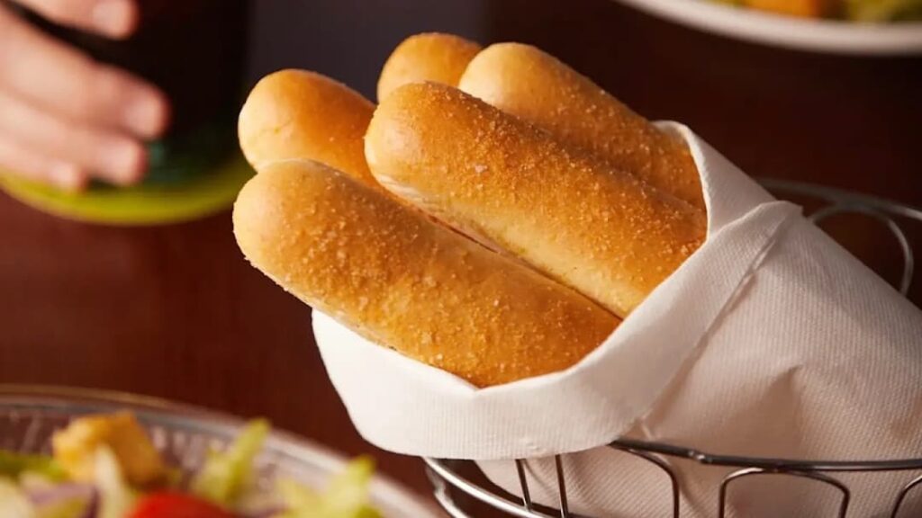 “Concerned” Olive Garden takes action after customer was served strange breadstick