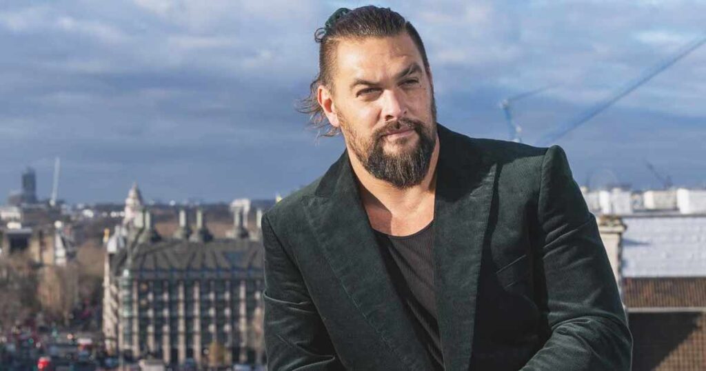 Here’s how Jason Momoa crashed a couple’s wedding photos.