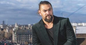 Here’s how Jason Momoa crashed a couple’s wedding photos.