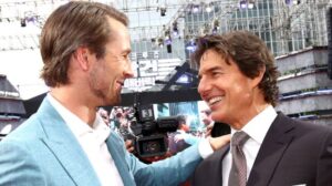 tom cruise and glen powell embracing