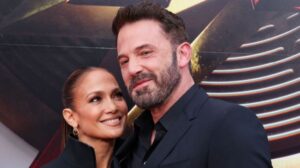 jennifer lopez looking lovingly at ben affleck