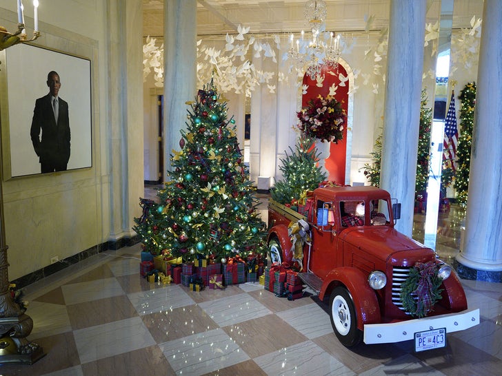 1202-white-house-christmas-holiday-decorations-photos-primary-3