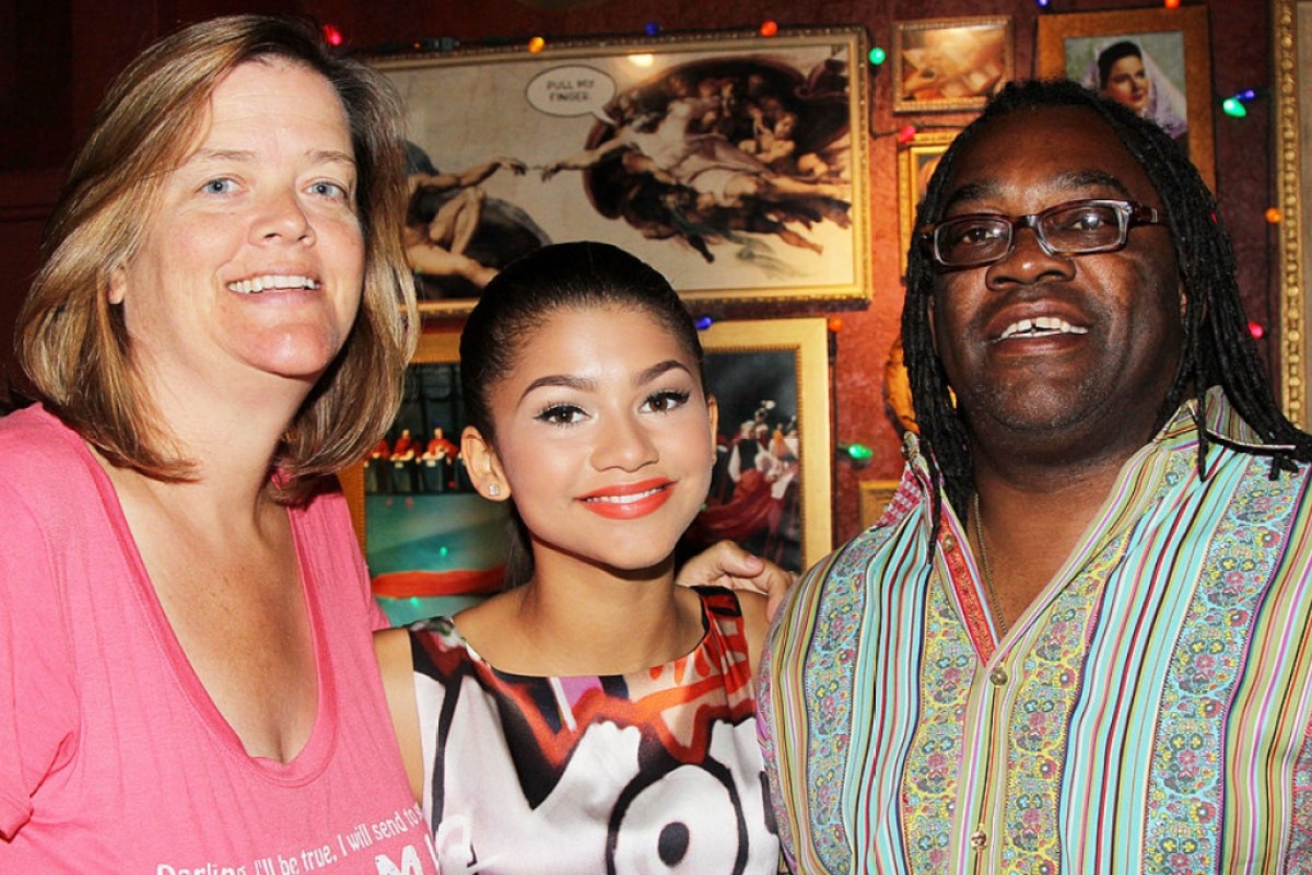 zendaya-and-her-mom-accidentally-captured-in-local-news-stations-b-roll-footage-parents