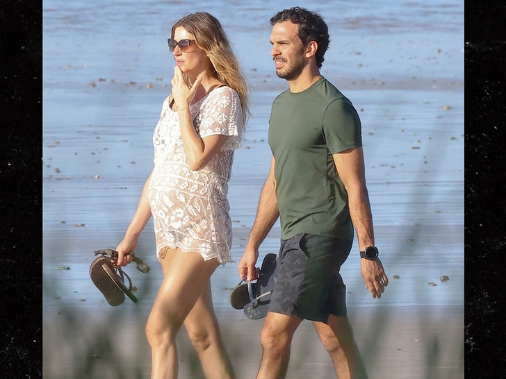 1203-Gisele-Bundchen-Pregnant-Beach-Bikini-Costa-Rica-Joaquim-Valente-Photos-primary-2