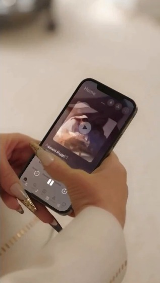 Gwen revealed her long nails in the ad for the prayer app