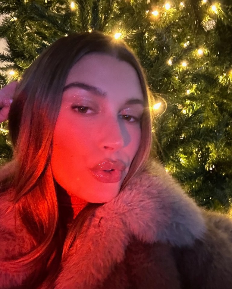 The mom of one flashed a pout as she posed by her Christmas tree