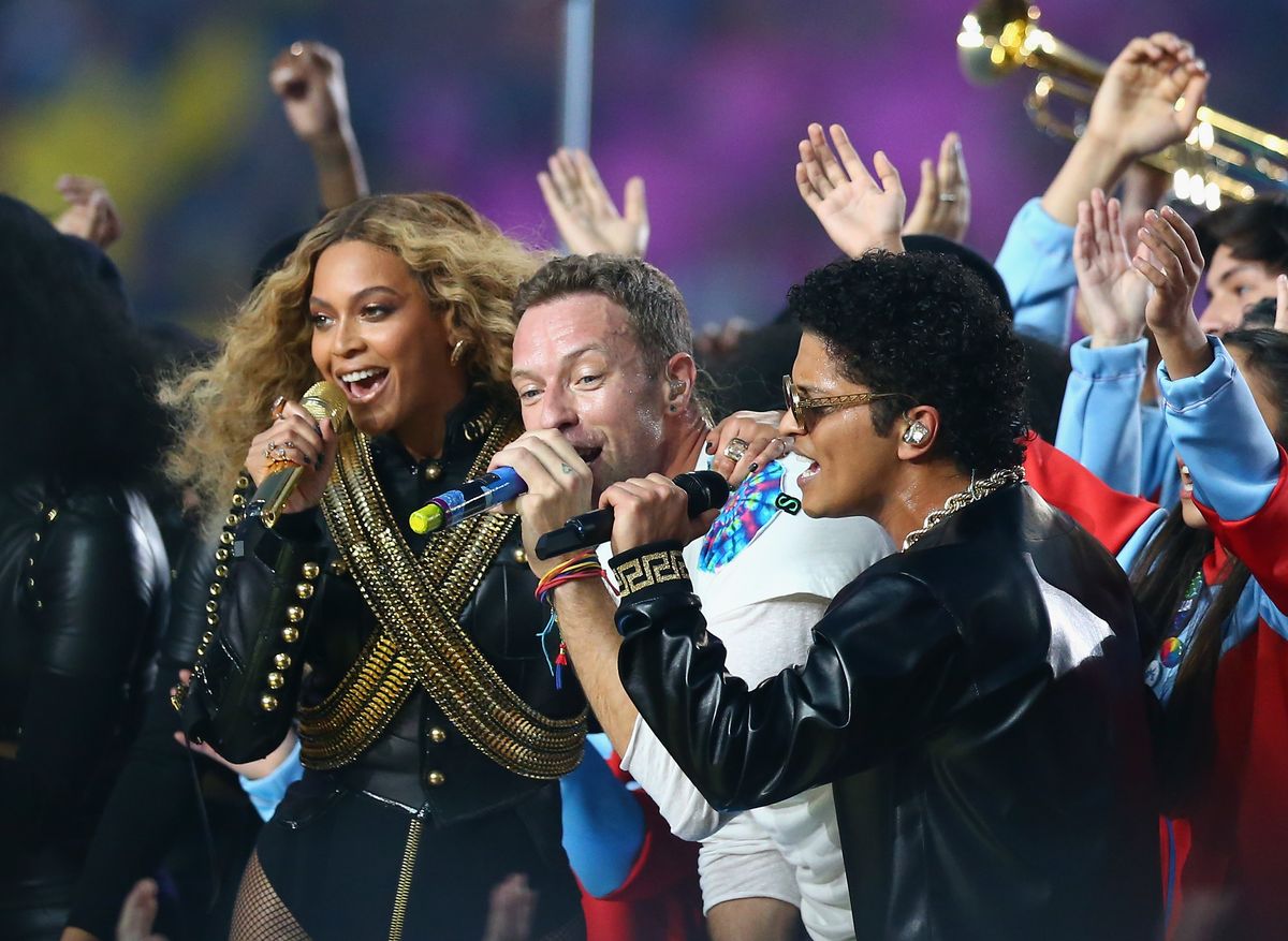 SANTA CLARA, CA - FEBRUARY 07:  Beyonce, Chris Martin of Coldplay and Bruno Mars perform during the Pepsi Super Bowl 50 Halftime Show at Levi's Stadium on February 7, 2016 in Santa Clara, California.  (Photo by Ronald Martinez/Getty Images)