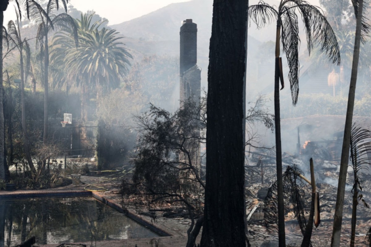 cher-dick-van-dyke-and-more-flee-malibu-amid-fast-moving-wildfire-