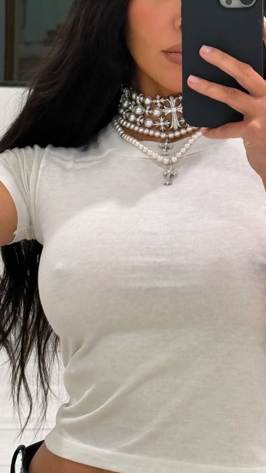 She accessorised with an intricate pearl choker