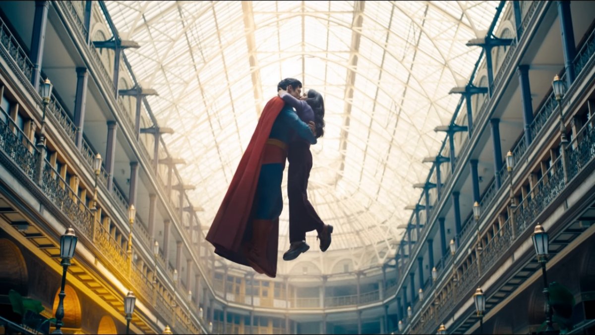 Lois Lane and superman kiss in the air from DCU Superman trailer (1)