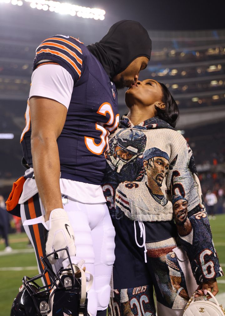 Owens and Biles shared a quick smooch prior to kickoff.