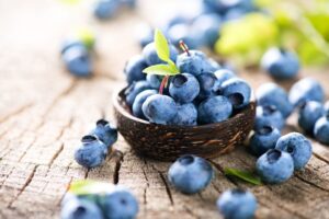 Freshly,Picked,Blueberries,In,Wooden,Bowl.,Juicy,And,Fresh,Blueberries