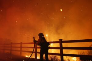 cher-dick-van-dyke-and-more-flee-malibu-amid-fast-moving-wildfire