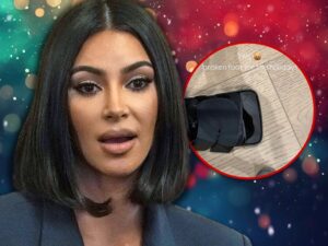 kim kardashian broken foot boot holiday