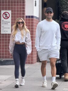 Photo © 2024 Backgrid/The Grosby Group 

*EXCLUSIVE*  
Los Angeles, November 29, 2024. 
Did Christmas come early? Sam Asghari and his girlfriend Brooke Irvine were seen leaving a Beverly Hills lunch date a day after Thanksgiving. Sam wore a hat that read "Dad" in big font and could be seen laughing and smiling with Brooke. Could the two be trying to tell us something?. 
*** 
¿Llegó la Navidad antes de tiempo? Sam Asghari y su novia Brooke Irvine fueron vistos saliendo de un almuerzo en Beverly Hills un día después del Día de Acción de Gracias. Sam llevaba un sombrero que decía "Papá" en letras grandes y se lo podía ver riendo y sonriendo con Brooke. ¿Podrían estar tratando de decirnos algo?