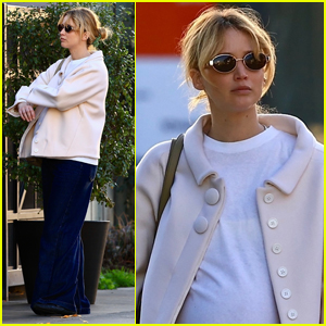 Pregnant Jennifer Lawrence Heads to Dinner with Friends in West Hollywood 