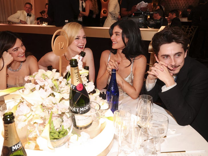 0106-Timothee-Chalamet-Kylie-Jenner-kissing-golden-globes-primary-3