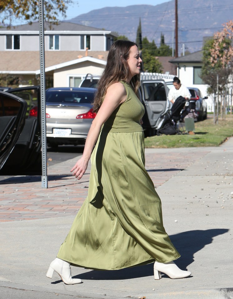 Jinger paired her outfit with white-heeled boots