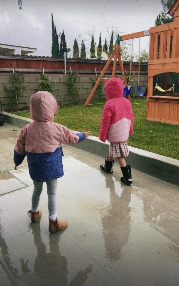 Jinger shared rare photo of daughters Felicity and Evangeline in the backyard of their LA home