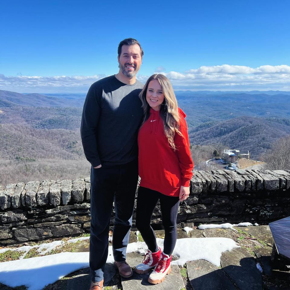 Jinger and husband Jeremy Vuolo enjoyed a ski vacation before her third pregnancy